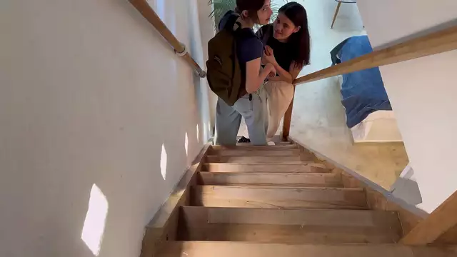 Mujer madura y su amigo van en él en las escaleras - exhibicionismo Delight