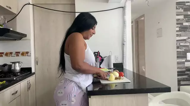 Madura Milf madrastra come la polla de su hijastro para el desayuno