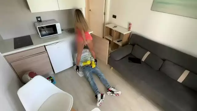 Milf madura pillada en camara por cerdo fontanero con una buena polla en italiano dialogo