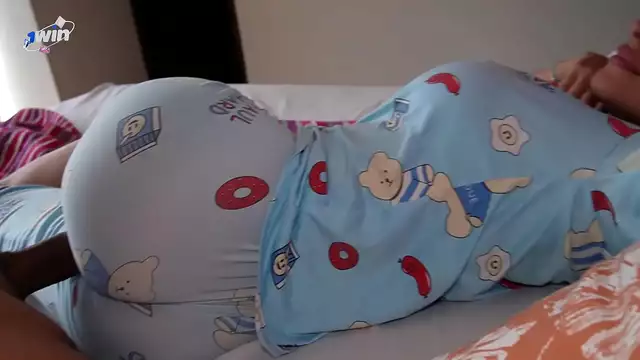 Milf madura comparte cama con la madrastra de su novio