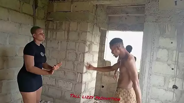 Milf madura se pone cachonda con dos tíos en un edificio abandonado