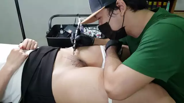 ¡Ver Mature Milf Seducir Tattoo Artist y Obtener Creampie en Nuevo Video!