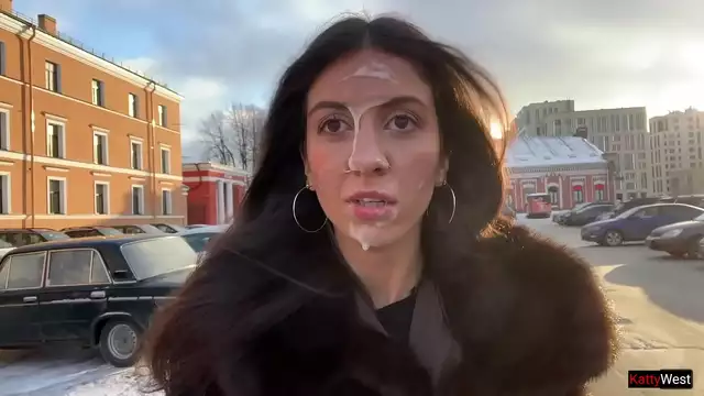 Mujer madura accede a correrse con desconocido en lugar público