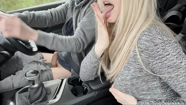 La amiga de mi madre me seduce como una jovencita