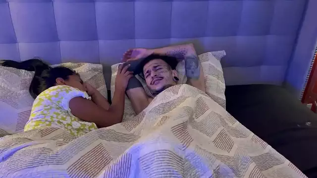 Se viste de colegiala para que la folle un veinteañero